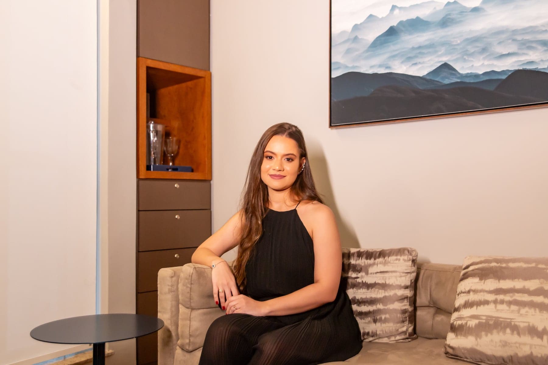 Ana Carolina Martins sentada no sofá do consultório
